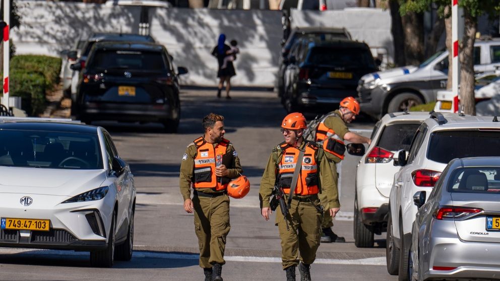 Soldados cerca del lugar donde cayó el dron
