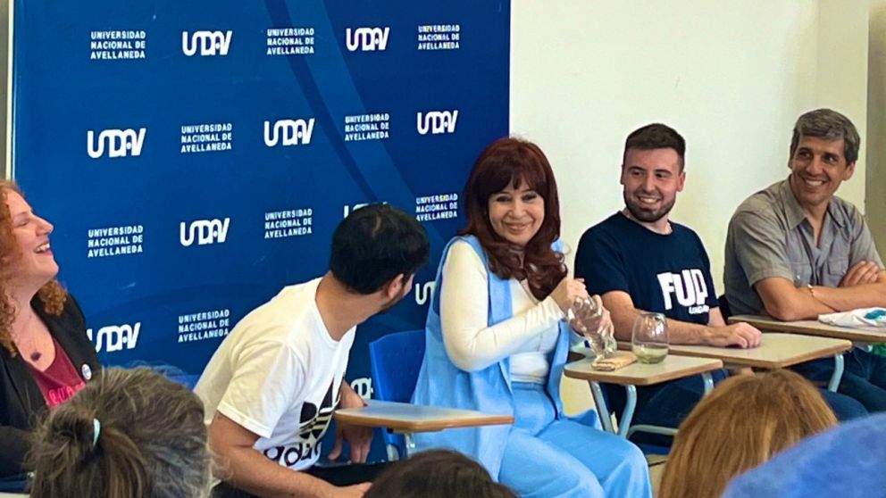 Cristina dialogó con alumnos durante la toma