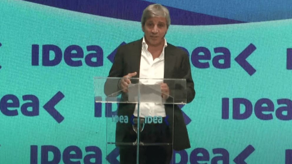 Luis Caputo en el Coloquio de IDEA puso en duda que haya "una gran recesión".