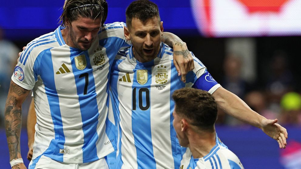 Fútbol - Copa America 2024 - Grupo A - Argentina vs Canadá - Mercedes-Benz Stadium, Atlanta, Georgia, Estados Unidos - 20 de junio de 2024
El argentino Julián Álvarez celebra el primer gol con Lionel Messi y Rodrigo De Paul Foto NA: REUTERS/Agustin Marcar
