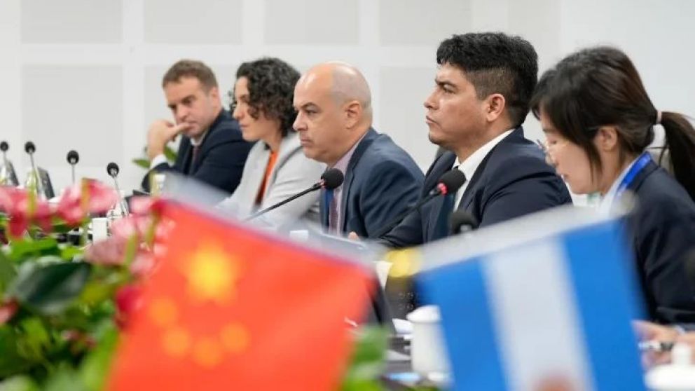 El gobernador, acompañado por el ministro de la Producción, Gustavo Martínez, y el interventor de YCRT, Pablo Gordillo Arriagada, gestiona inversiones claves en China para reactivar las represas sobre el río Santa Cruz y avanzar en proyectos para YCRT.