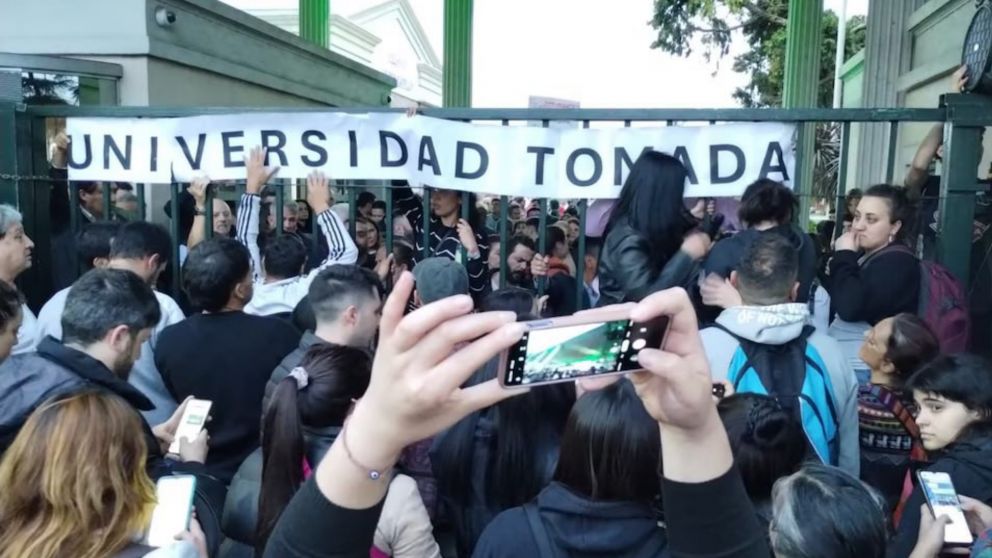 El gobierno de Javier Milei confirmó que no cerrará las universidades públicas: "Se quedaron sin argumentos"