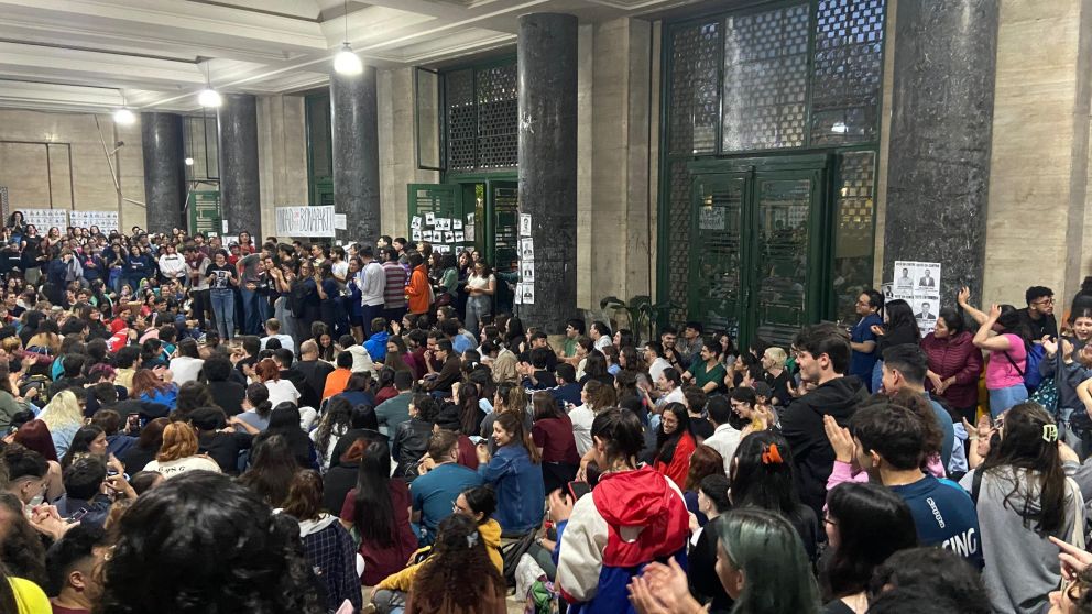 Tomas en la Universidad de Buenos Aires, en repudio al recorte presupuestario
