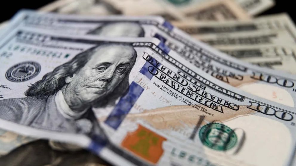 El dólar blue cerró la semana en su valor más bajo en dos meses