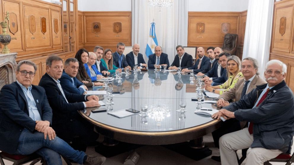 Guillermo Francos y Federico Sturzenegger en la reunión de la mesa parlamentaria.
