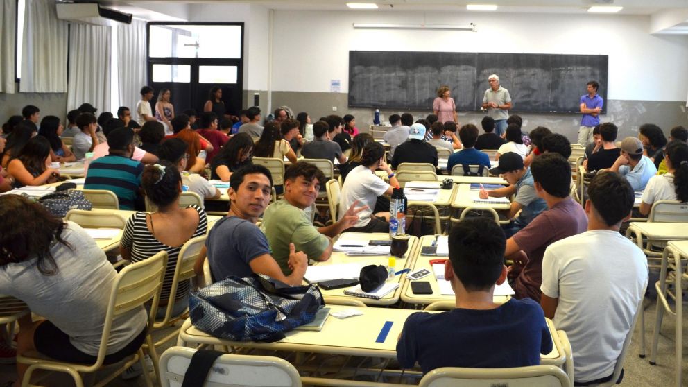 El gobierno confirmó que seguirá entregando vouchers educativos hasta diciembre