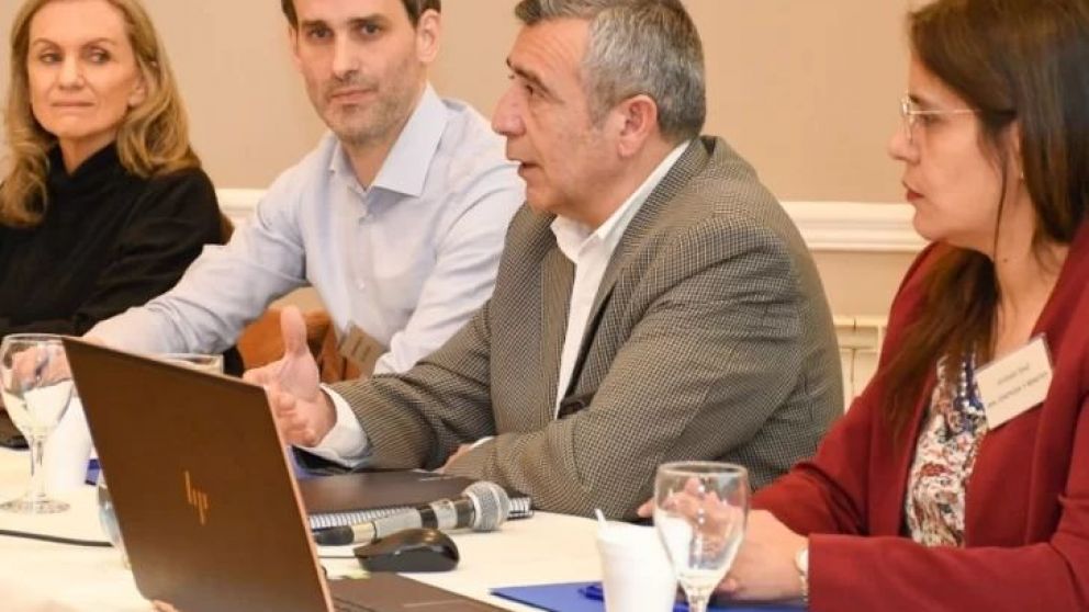 Participan funcionarios de distintas áreas del Poder Ejecutivo, legisladores, representantes de municipios y de empresas del Estado. "El hidrógeno es el combustible del futuro", señaló el ministro Jaime Álvarez.
