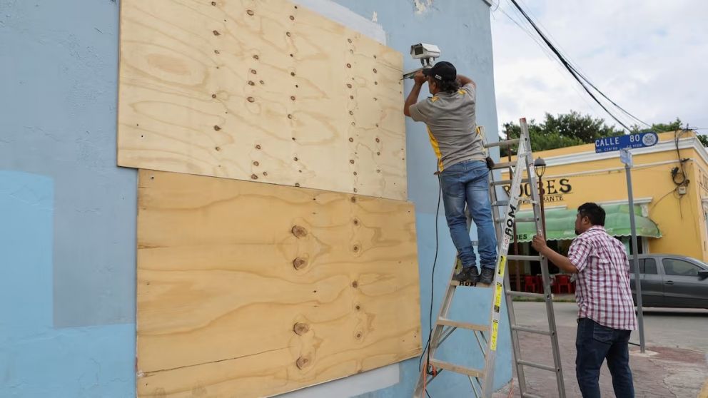 Los habitantes de Florida ultiman los preparativos para el arribo de Milton