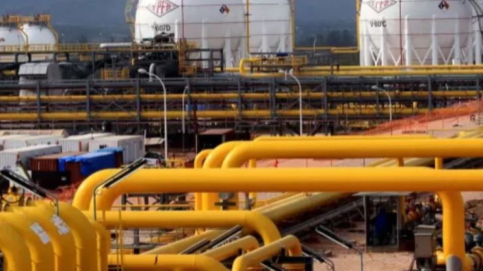 La disminución en la producción nacional de gas, causada por políticas de congelamiento tarifario, había llevado al país a depender cada vez más de la importación boliviana.