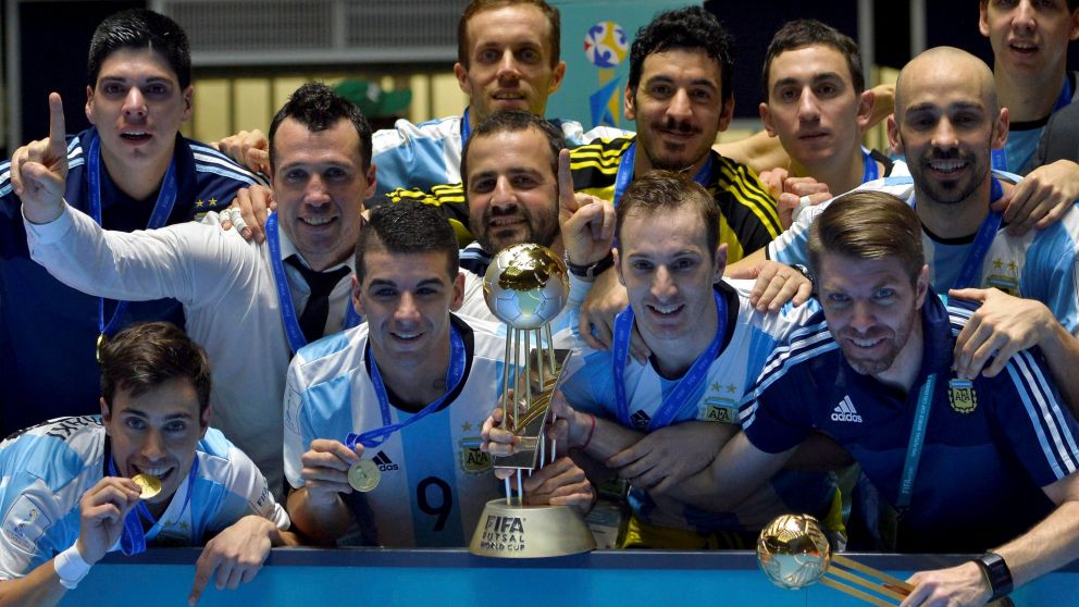 Los jugadores del equipo argentino de futsal posan para una foto luego de ganar consagrarse campeones al vencer a Rusia en el mundial de Colombia. Foto NA: AFP PHOTO / LUIS ROBAYO