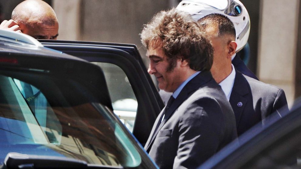 Baja la imagen de Milei ante sus decisiones recientes