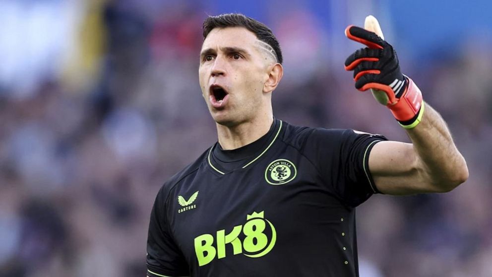 Pelota libre UEFA Champions League Aston Villa con Dibu Martínez vs. Bayern Munich