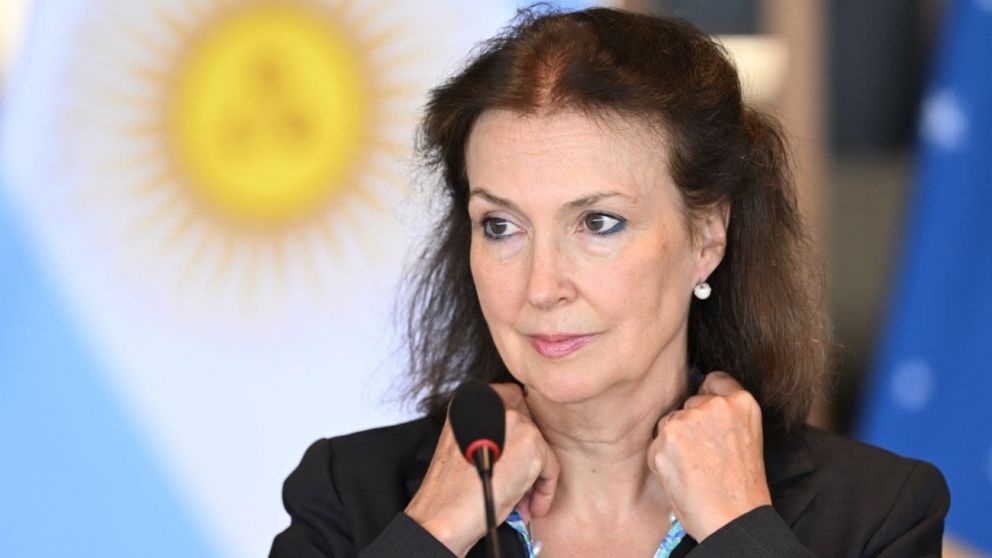 La firma del acuerdo para retomar los vuelos a Malvinas se realizó en Nueva York, entre Mondino y el canciller británico David Lammy.