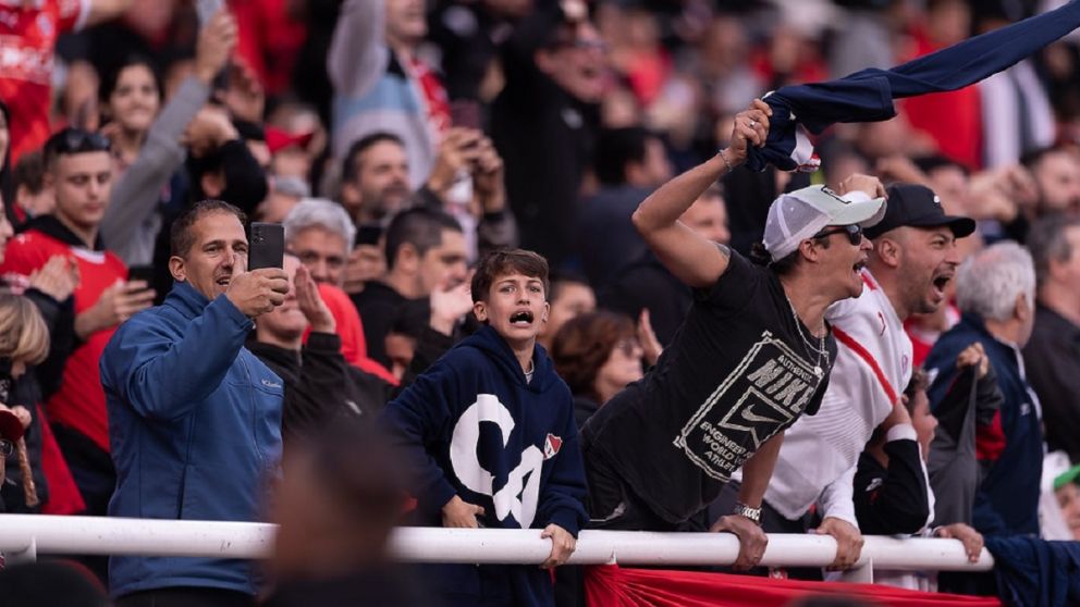 La gente del Rojo alienta en las buenas y en las malas