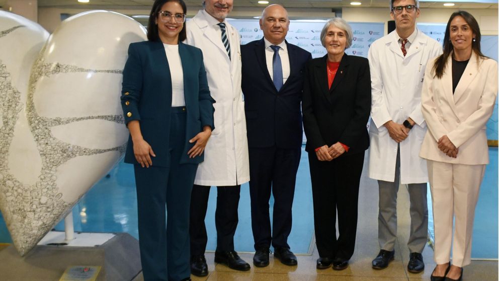 Grupo Olmos y Fundación Favoloro sellaron un acuerdo | De Izq. a der.: Natalia Olmos, Oscar Mendiz, Raúl Olmos, Sebastián Defranchi y Laura Favaloro