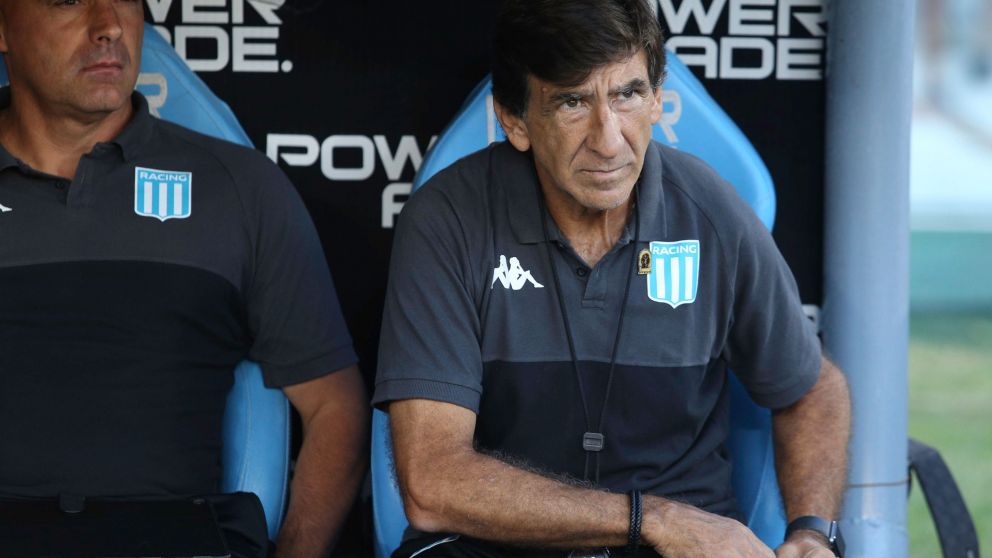 NOTICIAS ARGENTINAS BAIRES
FEBRERO 17: Gustavo Costas
durante el partido que están
jugando Racing y Godoy Cruz por
la Copa de la Liga.
Foto NA: DAMIAN DOPACIO