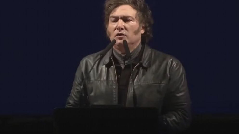 Milei apunta contra la casta política en el acto en Parque Lezama