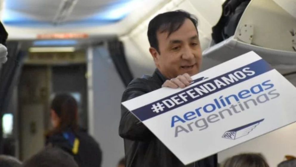 El intendente viajó rumbo a la Feria Internacional de Turismo, en donde Río Gallegos tendrá mención especial y será declarada como ciudad turística emergente. Al subirse al avión, pidió un aplauso para los trabajadores de Aerolíneas Argentinas.