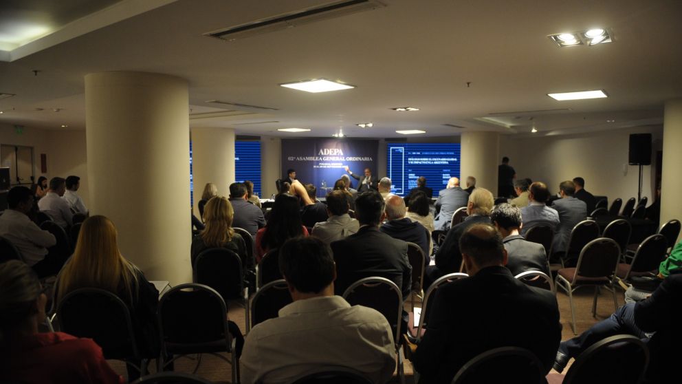 En el sal�n del Hotel Bagu se desarrollan las jornadas. Participan socios e invitados especiales. Es la quinta vez que ADEPA realiza su reuni�n en Misiones.  (FOTO: LUCAS BER�N/ ADEPA).