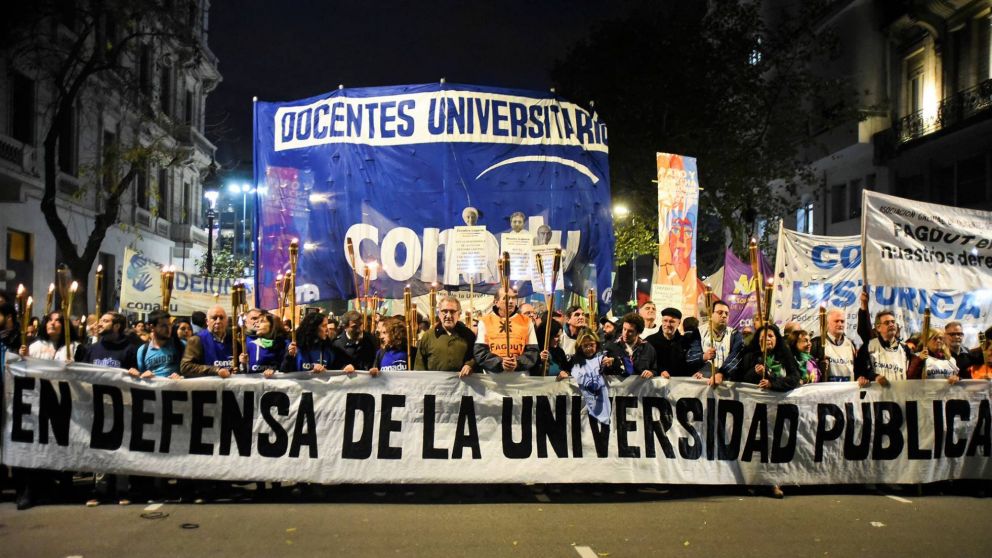 Los trabajadores universitarios perdieron el 25% de su salario en 8 meses