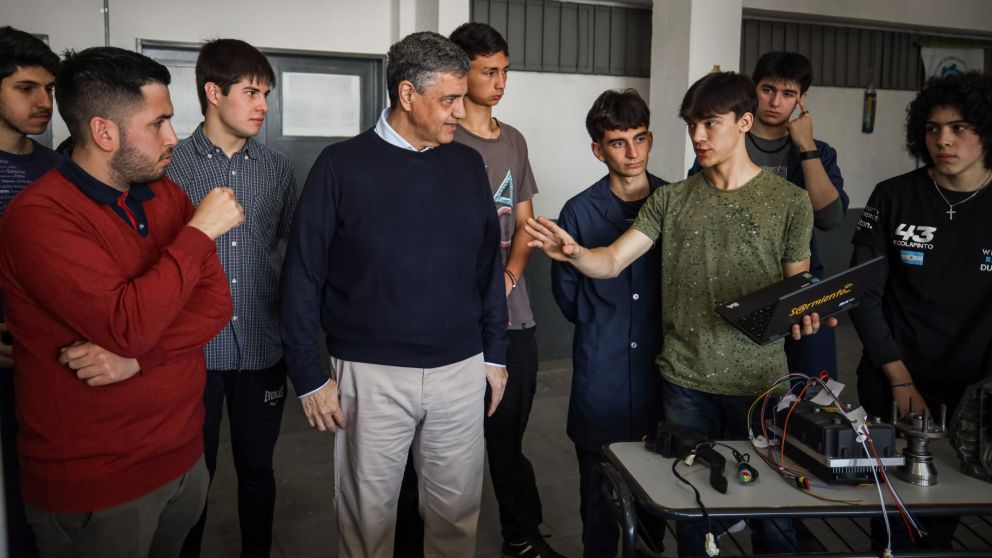 Jorge Macri, junto a estudiantes porteños.
