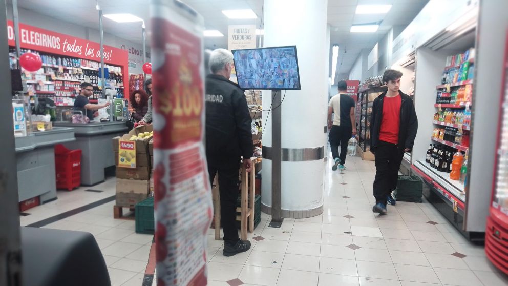 Supermercados controlan cada movimiento para evitar robos