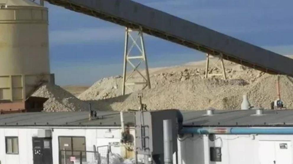 Se trata del yacimiento minero ubicado en Gobernador Gregores. Según las normativas vigentes, Pan American Silver o Minera Triton Argentina deberán mantener personal técnico y funcionarios en la localidad hasta 2044.