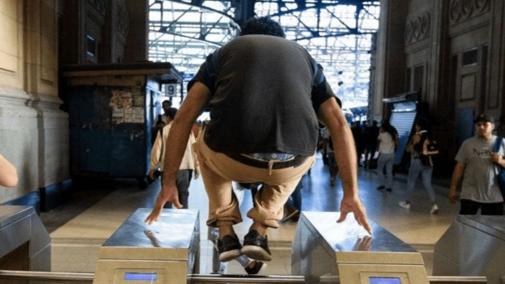¿Cuánto hay que oagar de multa si no se abona el boleto en los trenes?