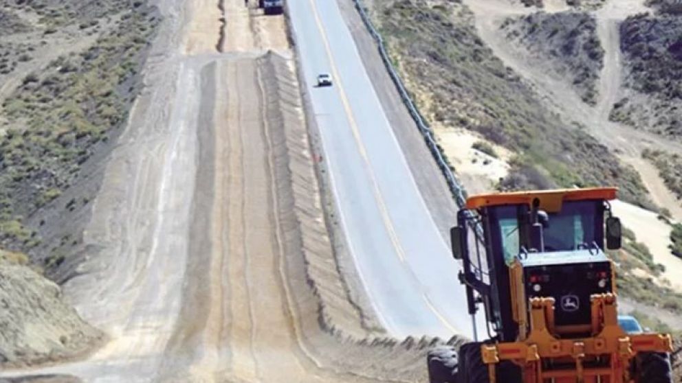 La obra de la autovía Caleta Olivia-Comodoro Rivadavia fue solicitada por las provincias de Santa Cruz y Chubut. La reactivación tiene una asignación en el presupuesto de Vialidad Nacional. La norma promete un gasto nacional en la provincia 155% mayor al