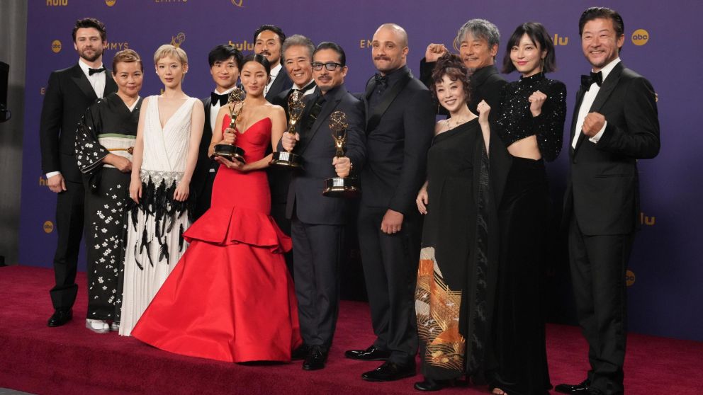 El elenco de Shogun celebrando sus 18 premios.