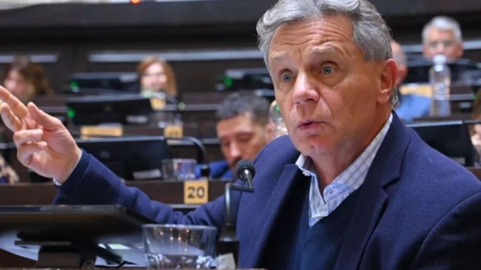 El diputado y presidente de la Comisión de Intereses Marítimos, Puertos y Pesca de la Legislatura de la Provincia de Buenos Aires, habló con radio LU12 AM680 de Río Gallegos luego de denunciar en la Justicia argentina que se investigue si hubo pedido de