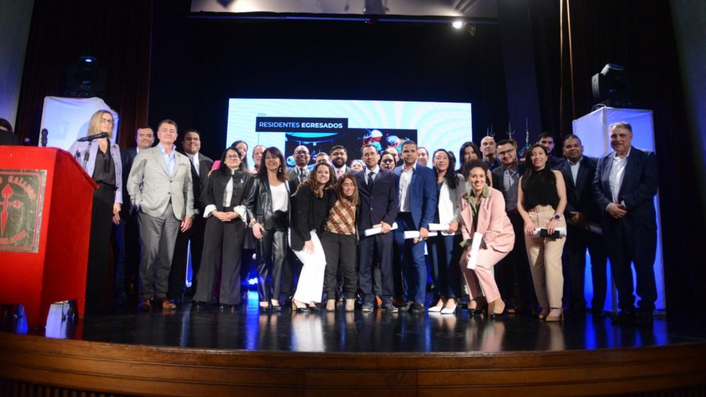 Los residentes de las distintas especialidades médicas que se graduaron en RED BASA este 2024 (Crónica/Hernán Nersesian).