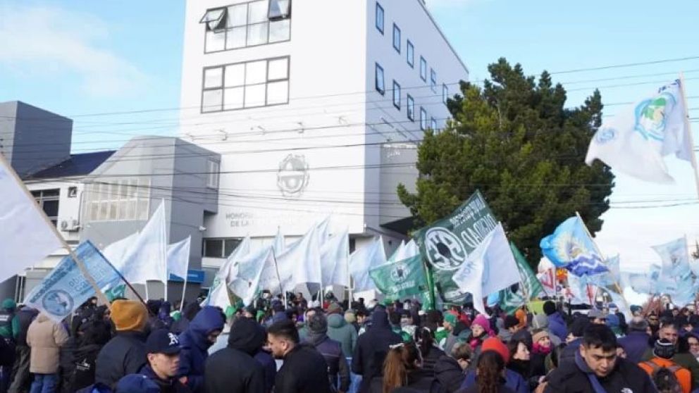  El diputado Javier Jara del Movere, que lidera el senador Jos� Mar�a Carambia, propuso enviar el proyecto de adhesi�n al R�gimen de Incentivo a la Grandes Inversiones de vuelta a comisiones cuando el mismo bloque oficialista pretend�a aprobarlo. Otros es