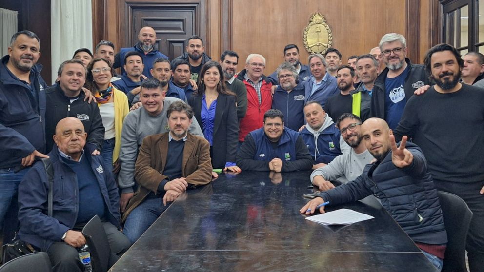 Los aceiteros, sonrisa paritaria en tiempos de ajuste tras el acuerdo en Trabajo