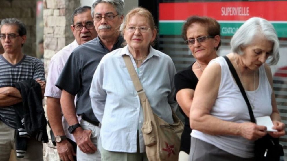 El Gobierno confirmó el aumento para jubilaciones y asignaciones de septiembre (Télam/Archivo).