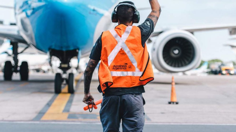 Aerolíneas Argentinas redujo 13% su nómina de trabajadores y recorta déficit