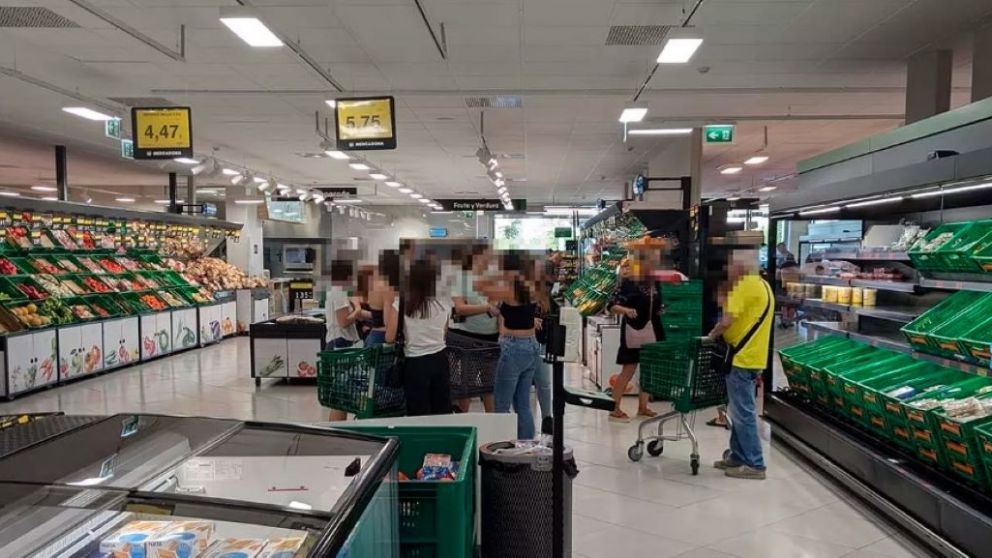 Los supermercados están lleno de adolescentes paseando y mirando de reojo los carritos