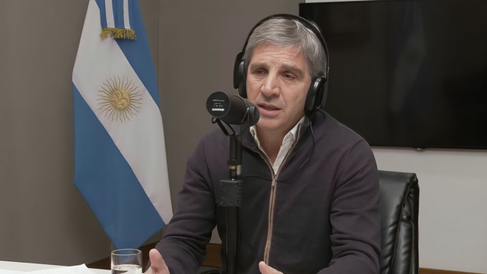Caputo anunció una tarjeta de débito en dólares