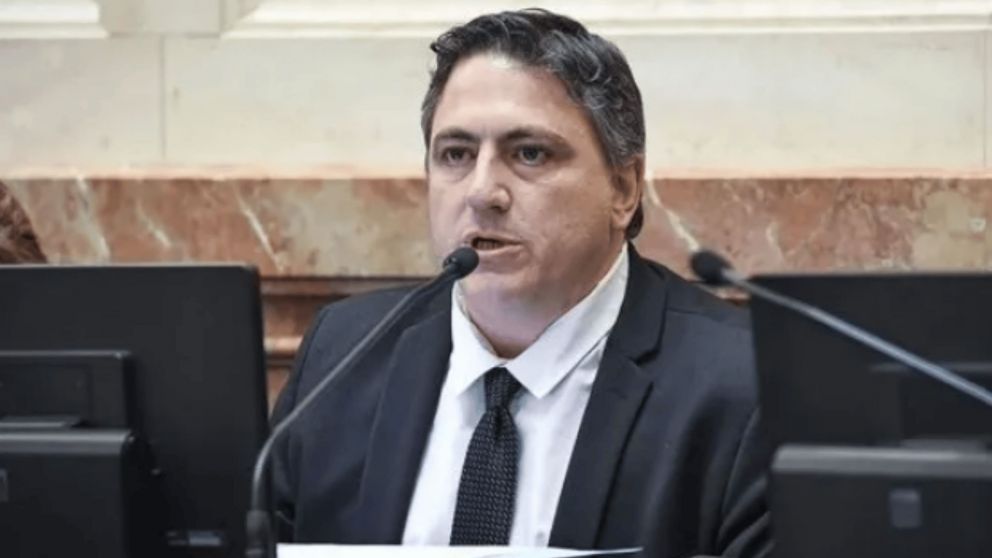 Echaron a Francisco Paoltroni del bloque de senadores de La Libertad Avanza.