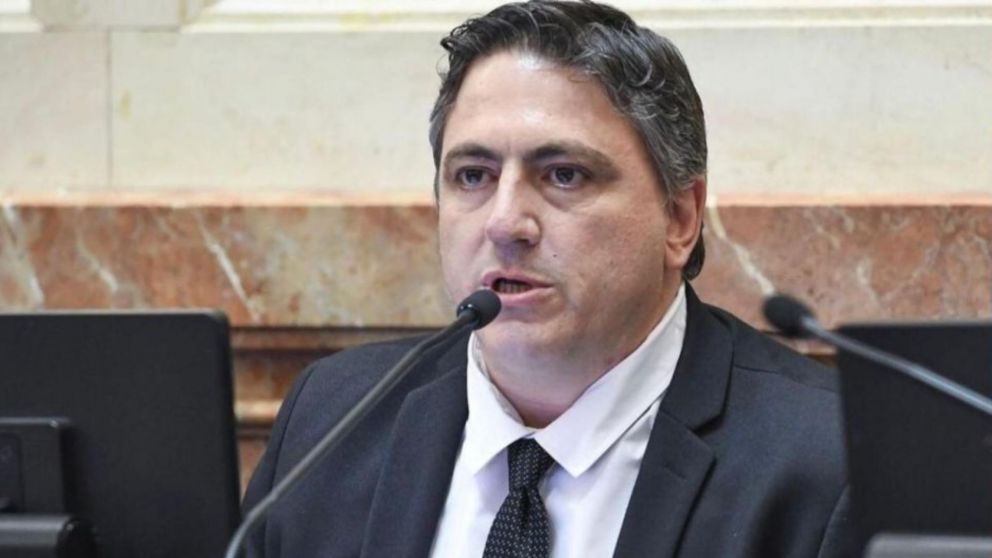 Echaron a Francisco Paoltroni del bloque de senadores de LLA