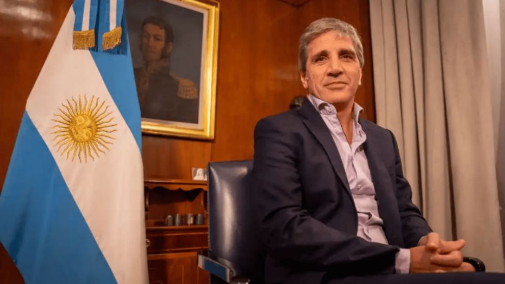 El misterioso mensaje de Luis Caputo por el anunció de un "streaming" del Ministerio de Economía.