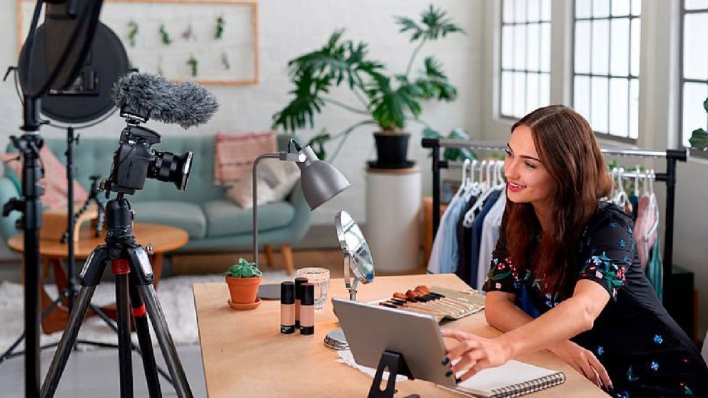 Ropa, muebles, servicios, carteras, cosas gratis, autos para viajar, todo se consigue y ofrece en las redes