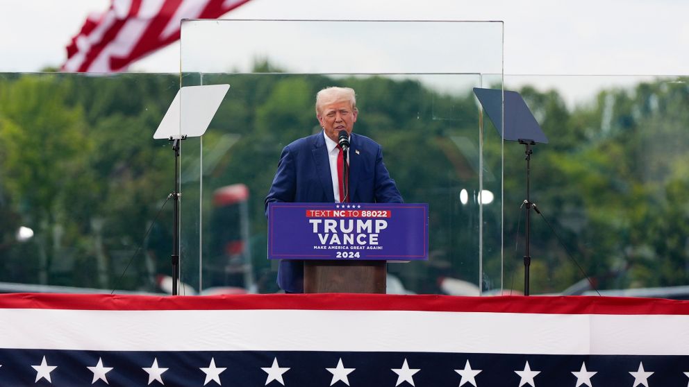Intocable: Donald Trump protegido por paneles de vidrio blindado durante un acto de campaña en Carolina del Norte