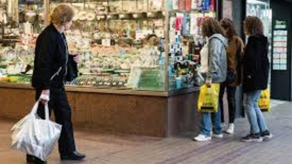 ¿Qué comercios abren el feriado del 17 de agosto y cómo se paga con aumento el día?