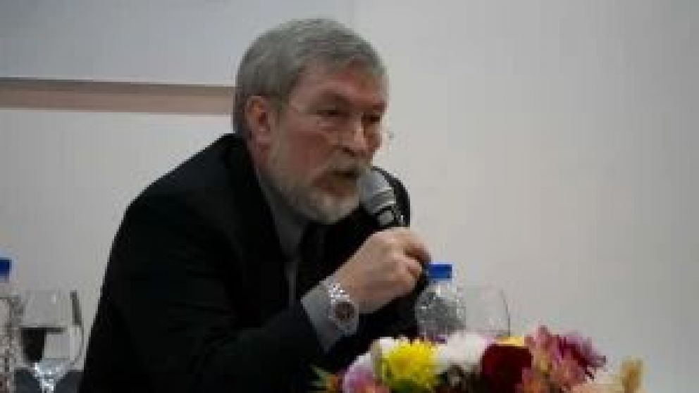  As� lo expres� el decano de la Facultad Regional Santa Cruz de la UTN, en el marco del 31� acto de colaci�n de grado. Adem�s, se refiri� con inquietud a la paralizaci�n de las represas. 