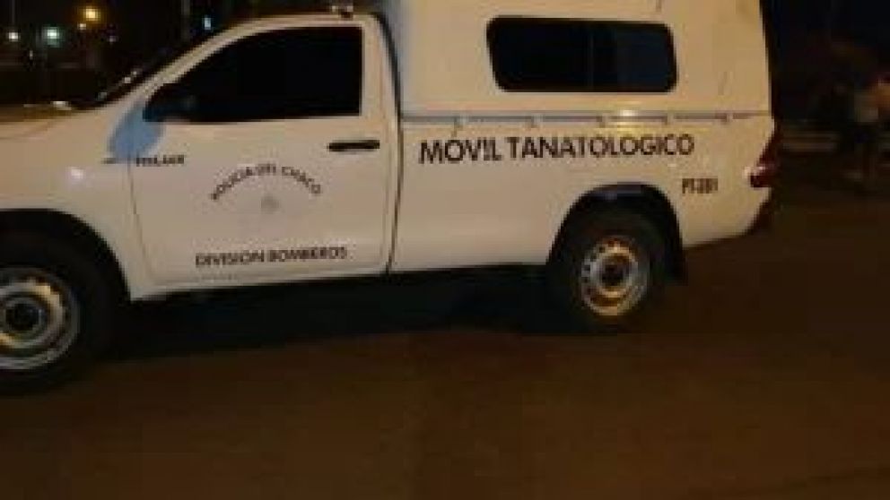 El hallazgo ocurrió en el barrio Belgrano, donde vecinos alertaron por fuertes olores. La víctima, identificada como Florindo Javier Perrone, fue encontrada en avanzado estado de descomposición. No pudieron determinar las causas de la muerte y realizarán