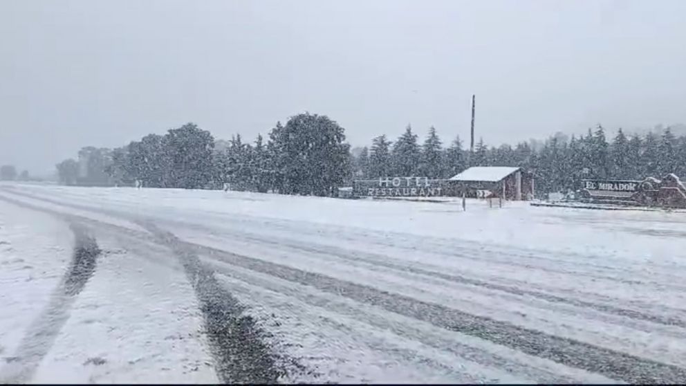Sierra de la Ventana se tiño de blanco. Foto | @JnCrzFrnndz en X
