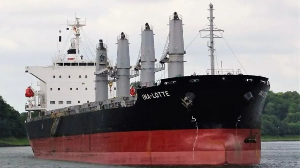 El barco de bandera de Liberia se encuentra en el puerto de San Lorenzo