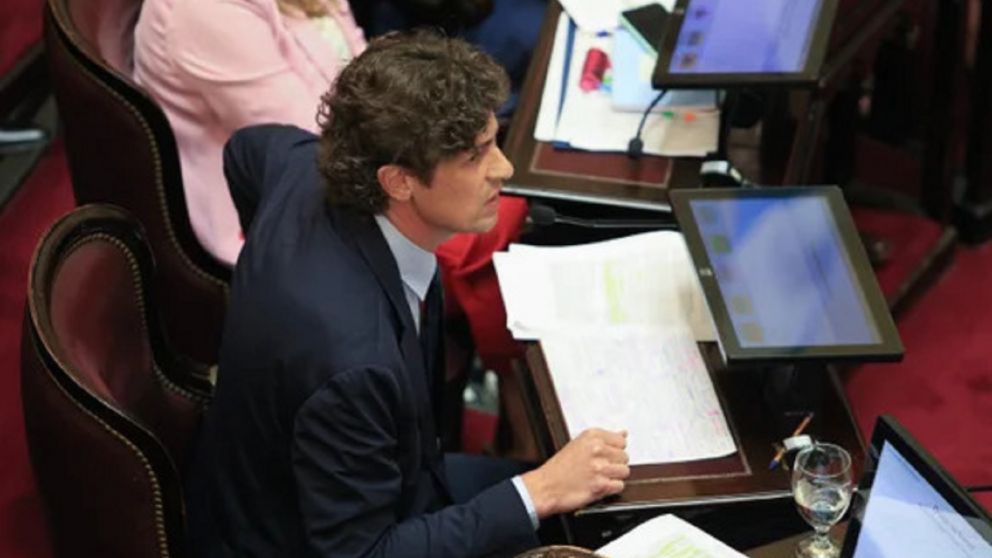 Lousteau juega en solitario