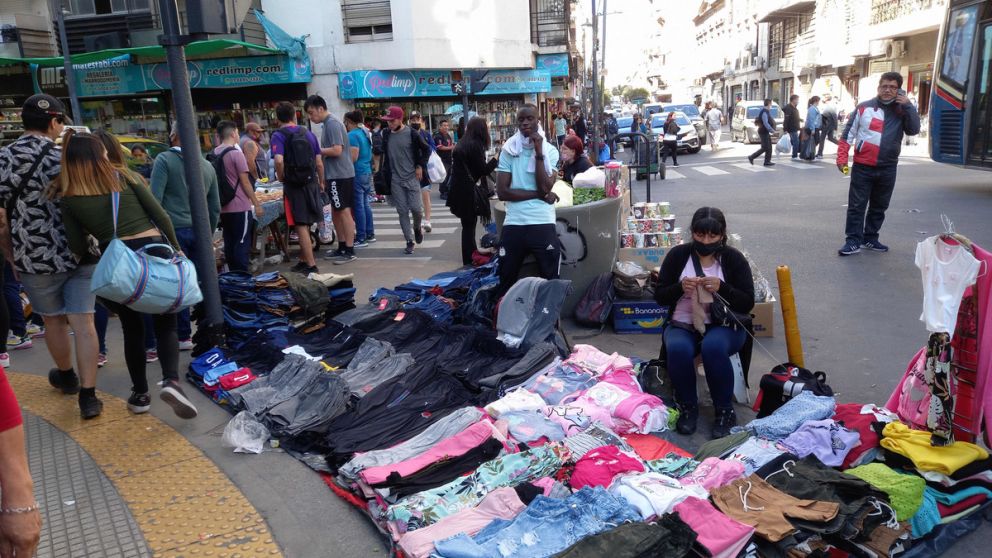 En junio se registró una leve suba de la venta ilegal callejera en CABA